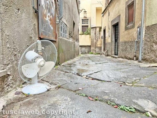 Viterbo - Il ventilatore abbandonato in via fontanella del Suffragio