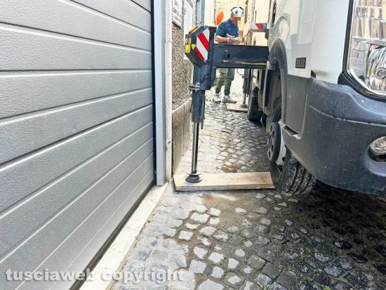 Viterbo - Siostemato il cornicione venuto giù un mese fa