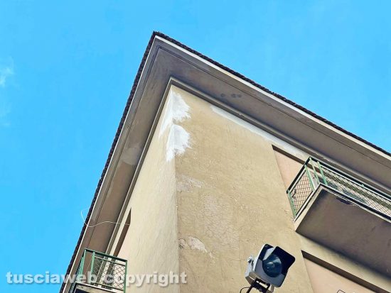 Viterbo - Siostemato il cornicione venuto giù un mese fa