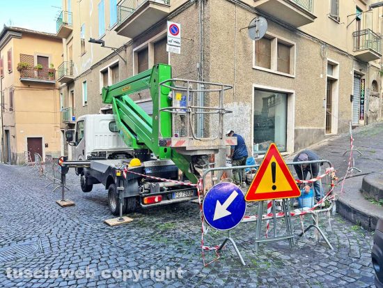 Viterbo - Siostemato il cornicione venuto giù un mese fa