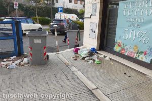 Viterbo - Rifiuti a terra in via Genova