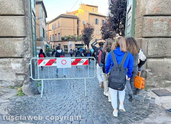 Viterbo - La prima giornata del pedibus a porta della Verità