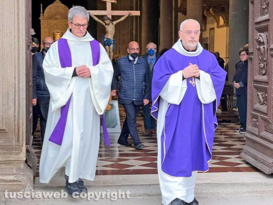 Viterbo - I funerali di Mario Croce - Don Flavio Valeri e don Massimiliano Balsi