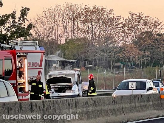 Viterbo - Furgone in fiamme sulla superstrada