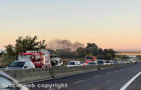 Viterbo - Furgone in fiamme sulla superstrada