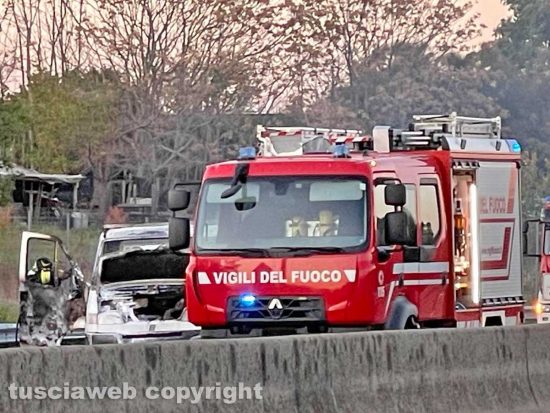 Viterbo - Furgone in fiamme sulla superstrada