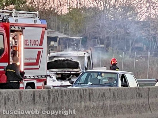 Viterbo - Furgone in fiamme sulla superstrada