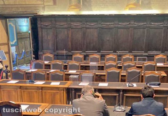 Viterbo - Consiglio comunale saltato I banchi della maggioranza vuota