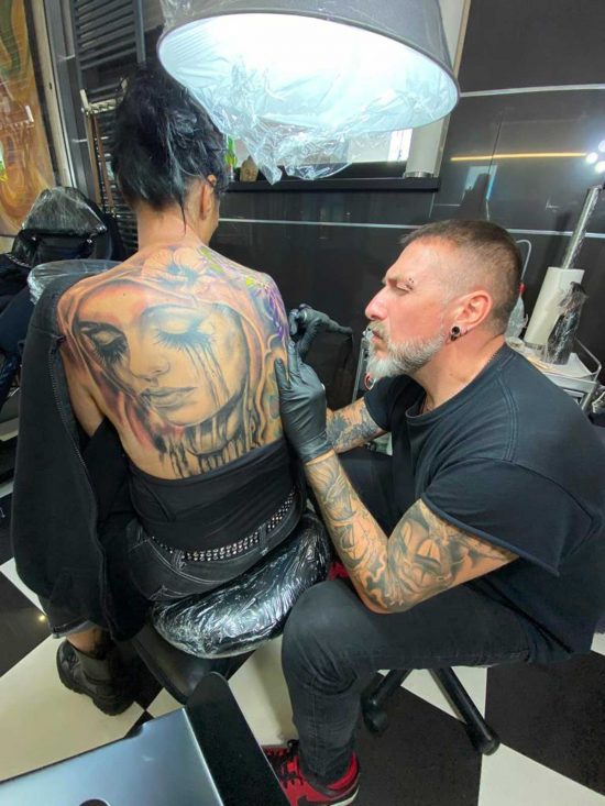 Il tatuatore Nicola Burratti