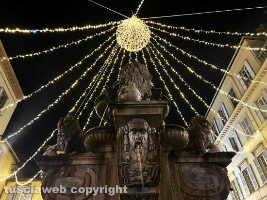 Viterbo - Le luminarie in piazza delle erbe