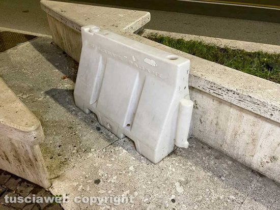 Viterbo - Via Marconi nel caos - Una paratia di plastica buttata lì