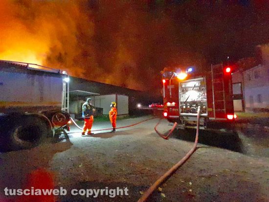 Tarquinia - Fienile in fiamme a Riva dei Tarquini