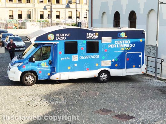 Civitavecchia - Il camper del "Centro per l’impiego on tour" 