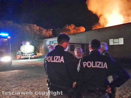 Tarquinia - Fienile in fiamme a Riva dei Tarquini