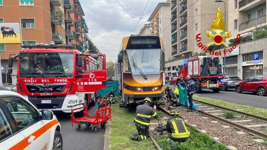 Milano - 14enne in bicicletta muore investito da un tram
