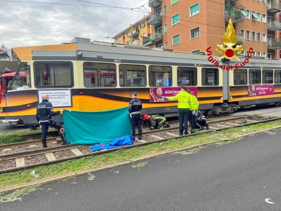 Milano - 14enne in bicicletta muore investito da un tram