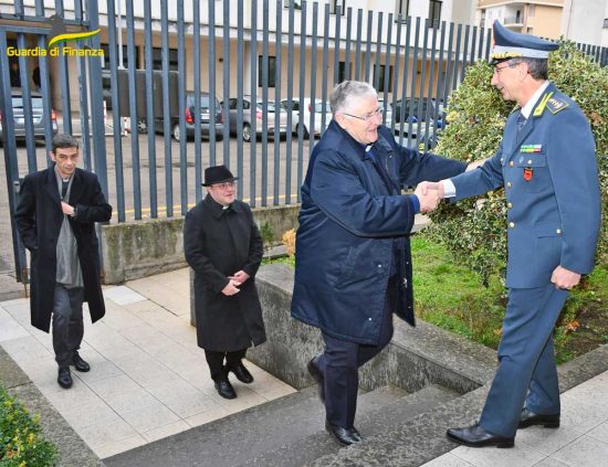 Viterbo - Guardia di finanza - Il vescovo Piazza con il comandante Pasquali