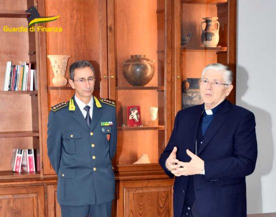 Viterbo - Guardia di finanza - Il vescovo Piazza con il comandante Pasquali