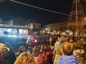 Un giocoliere all'accensione dell'albero di Natale a Bagnaia