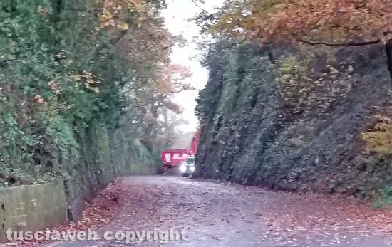 Montefiascone - Frana sulla Verentana - Camion e ruspe in azione