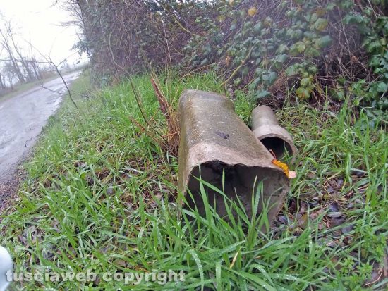Montefiascone - Rifiuti abbandonati in via Paternocchio