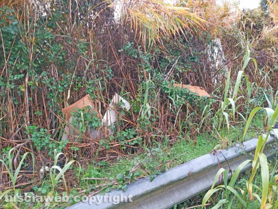 Montefiascone - Rifiuti abbandonati in via Paternocchio