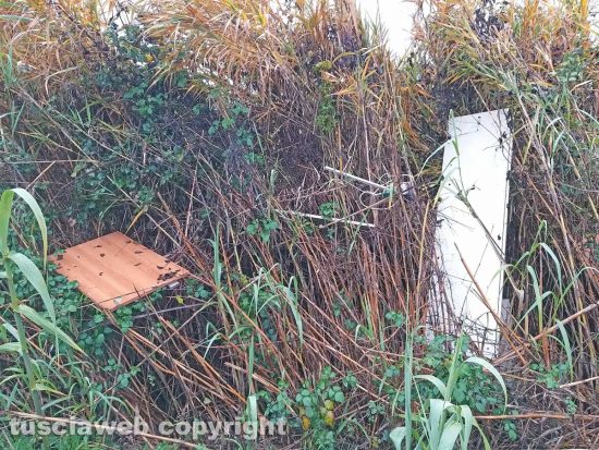 Montefiascone - Rifiuti abbandonati in via Paternocchio