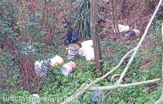 Montefiascone - Rifiuti abbandonati in via Paternocchio