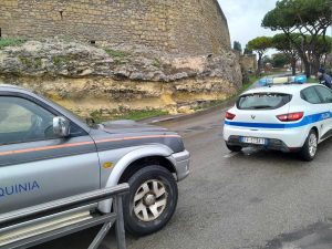 Tarquinia - Masso caduto dalle mura castellane