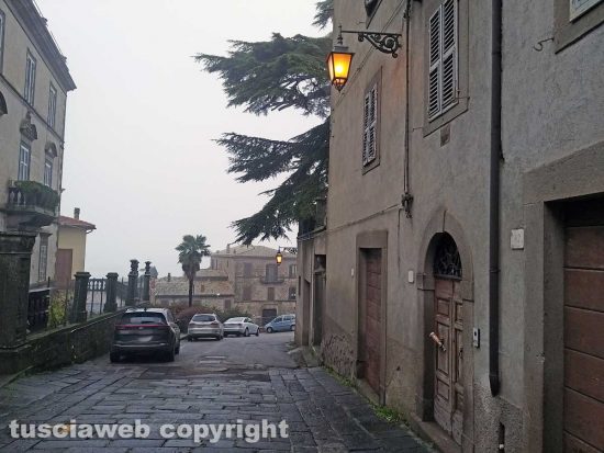 Montefiascone - Via Nazionale con i lampioni accesi di giorno
