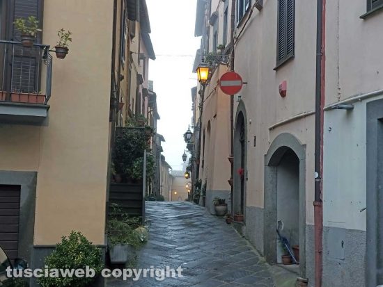 Montefiascone - Via Malatesta con i lampioni accesi di giorno