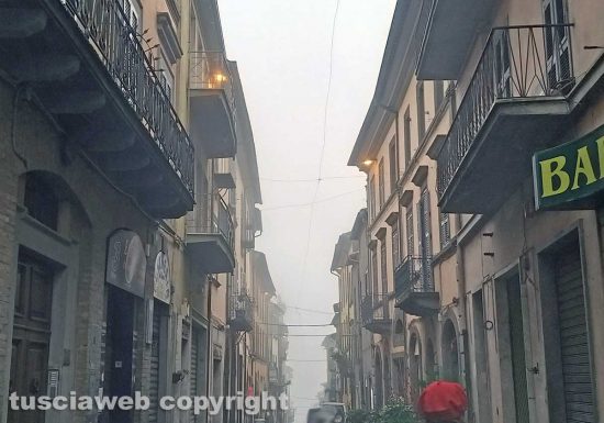 Montefiascone - Corsa Cavour con i lampioni accesi di giorno