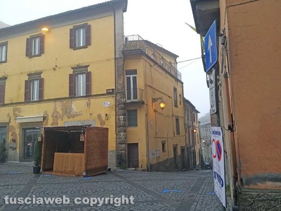 Montefiascone - Piazza Vittorio Emanuele e via Nazionale con i lampioni accesi di giorno