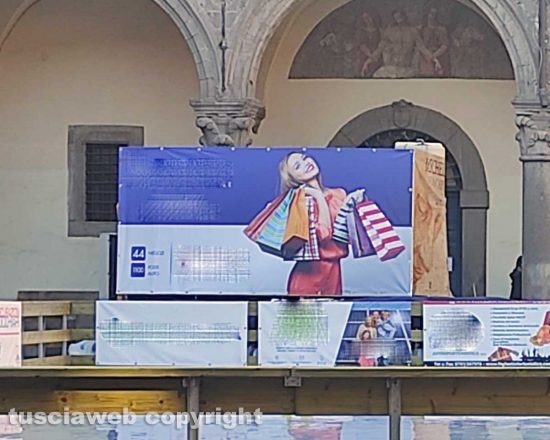 Viterbo – Lo striscione della mostra “Michelangelo e la cappella Sistina” e le pubblicità deturpano i portici di piazza del comune