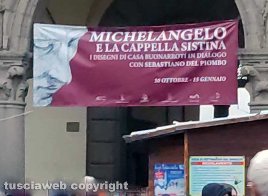 Viterbo – Lo striscione della mostra “Michelangelo e la cappella Sistina” e le pubblicità deturpano i portici di piazza del comune