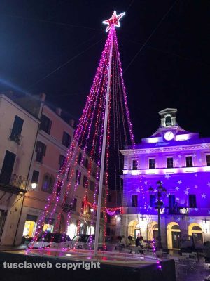Civita Castellana - Albero di piazza Matteotti illuminato a metà