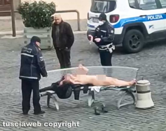 Cura di Vetralla - La donna nuda sulla panchina 