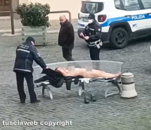 Cura di Vetralla - La donna nuda sulla panchina