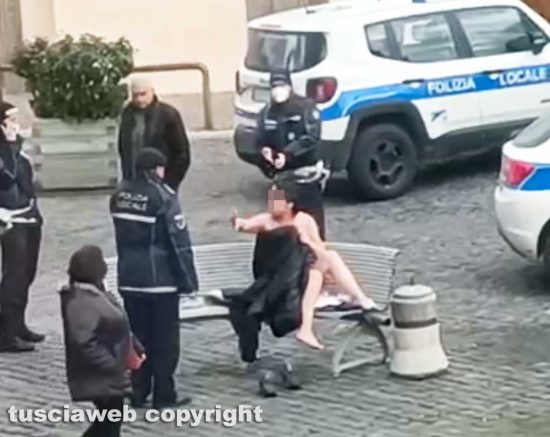 Cura di Vetralla - La donna nuda sulla panchina