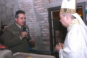 Viterbo - L'ordinario militare riceve la chiave della cappella dal comandante dell'Aves