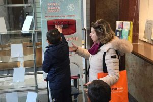 Viterbo - I bambini della scuola Concetti spediscono la letterina a Babbo Natale