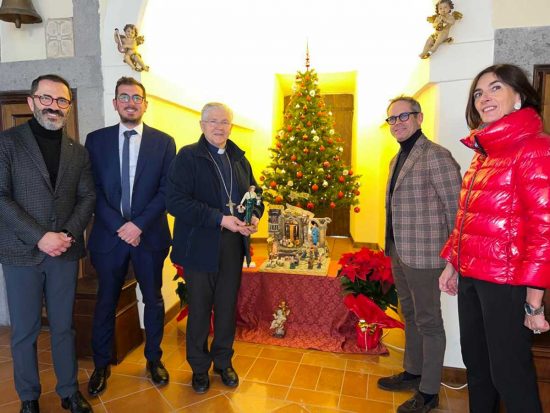 Natale 2022 - Confartigianato e Coldiretti consegnano la statuina al vescovo Piazza