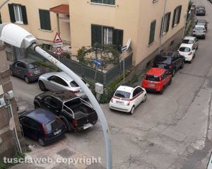 Viterbo - Parcheggio selvaggio all’incrocio tra via Piave e via Monte Nero