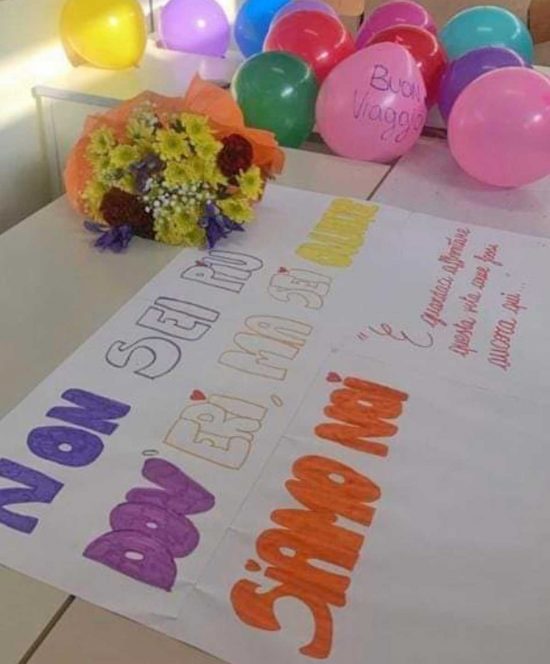 Il cartellone degli alunni e i palloncini per la Gery