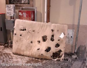 Viterbo - Un materasso abbandonato in via Romanelli