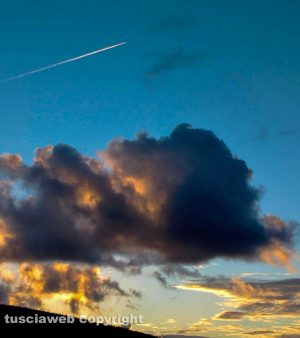 Scia di un aereo all'alba