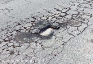 Viterbo - Buche davanti arredamenti Labrecciosa in via Garbini