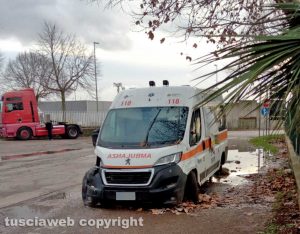 Viterbo - Un’ambulanza accidentata e abbandonata in via dell'Industria