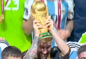 Doha - Il capitano Lionel Messi alza la coppa del mondo