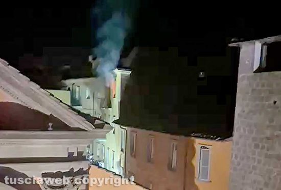 Viterbo - Incendio in un appartamento in pieno centro storico nella notte